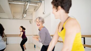 Mehrere Frauen tanzen in einem Studio.