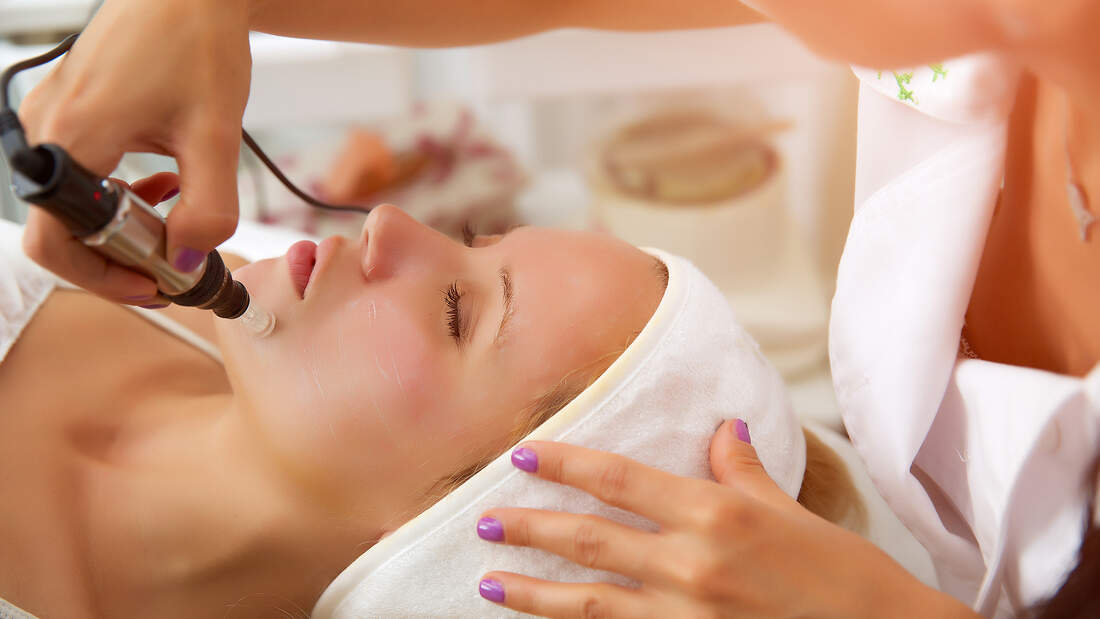 Microneedling bei einer Kosmetikerin