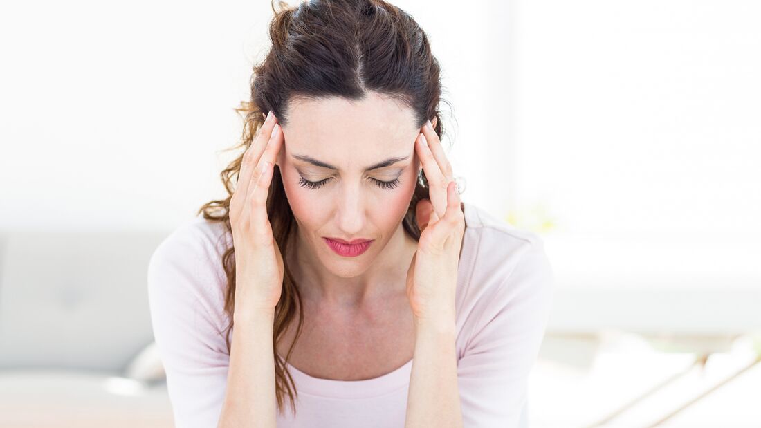 Migräne ist im Gegensatz zu Kopfschmerzen meist mit Übelkeit und Lichtempfindlichkeit verbunden