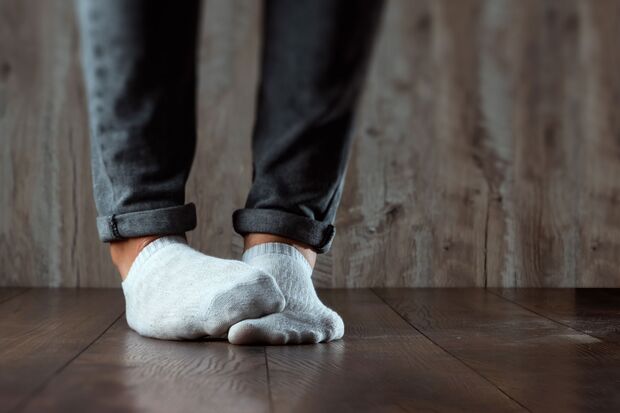 Müffelnde Füße können ein Zeichen für Fußpilz sein