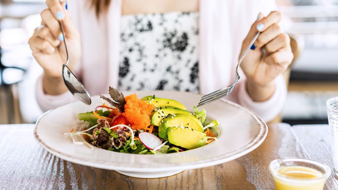 Ungesunde-Salat-Zutaten-Kalorien-Check-Die-5-belsten-Dickmacher-im-Salat