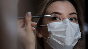 So hält dein Make-up trotz Maske