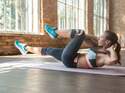 Sportliche Frau macht Crunches