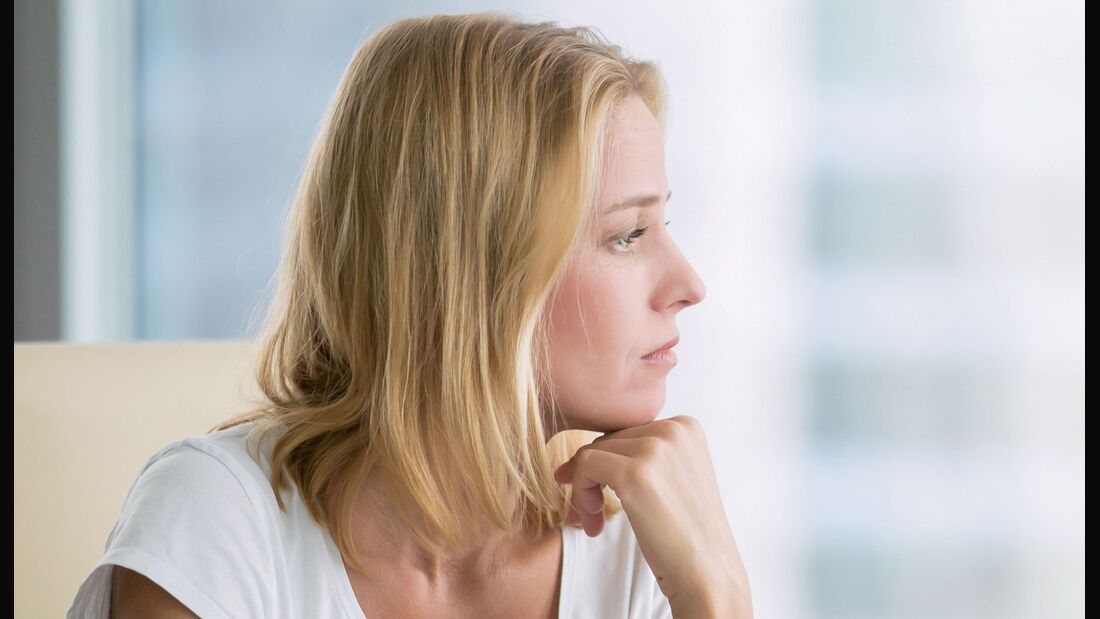 Stimmungsschwankungen bis hin zu Depressionen können Anzeichen einer vorzeitigen Menopause sein