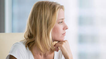 Stimmungsschwankungen bis hin zu Depressionen können Anzeichen einer vorzeitigen Menopause sein