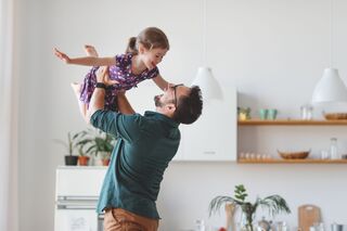 Vater wirft Tochter in Luft