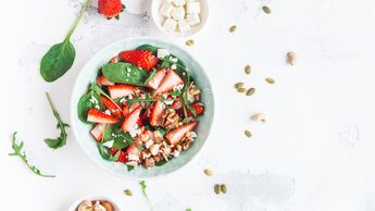 Vegetarischer Salat mit Erdbeeren und Rucola