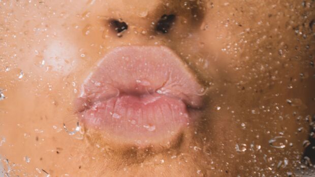 Viel trinken hilft, trockene Haut an den Lippen zu reduzieren