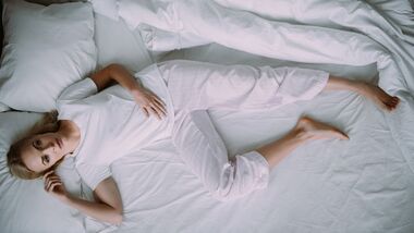 Wer unter dem Restless-Legs-Syndrom leidet, findet nachts nur schwer in den Schlaf