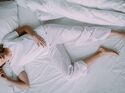 Wer unter dem Restless-Legs-Syndrom leidet, findet nachts nur schwer in den Schlaf