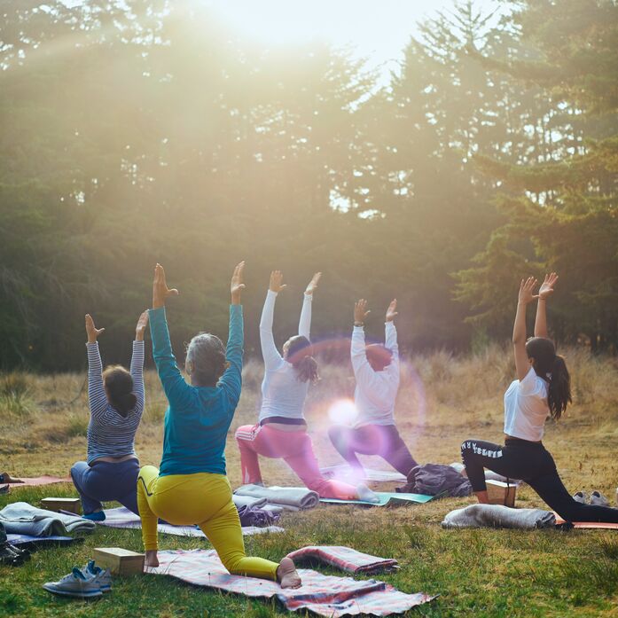 Yoga-Schulen bieten vermehrt Kurse im Freien an, hier haben Aerosole keine Chance.
