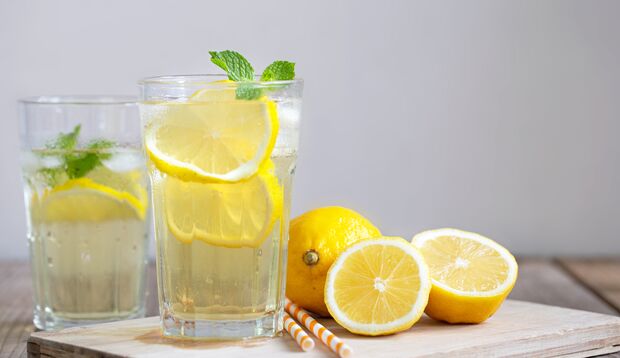 Zitronenwasser schmeckt angenehm frisch