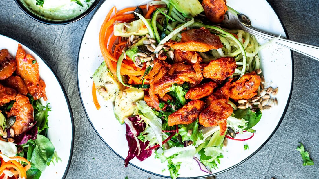 Zoodle-Salat mit Like Grilled Chicken