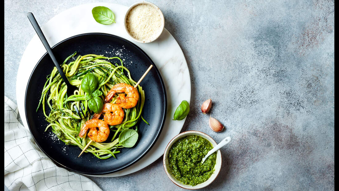 Zucchini-Nudeln mit Garnelen und Pesto