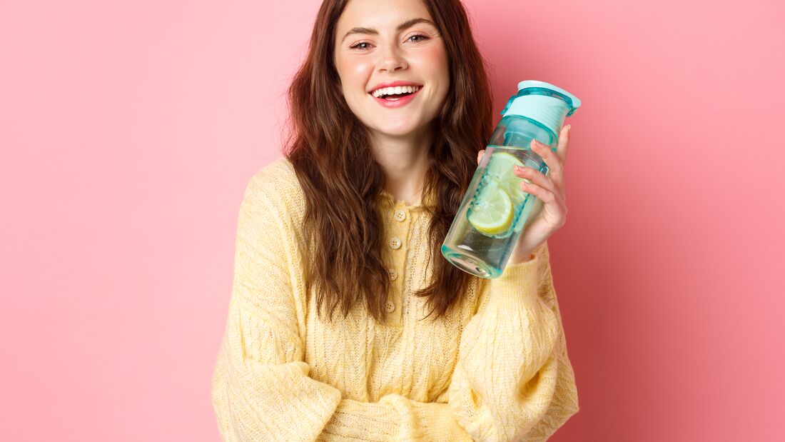 Schlank, schön, glücklich: 6 Gründe, Zitronenwasser zu trinken