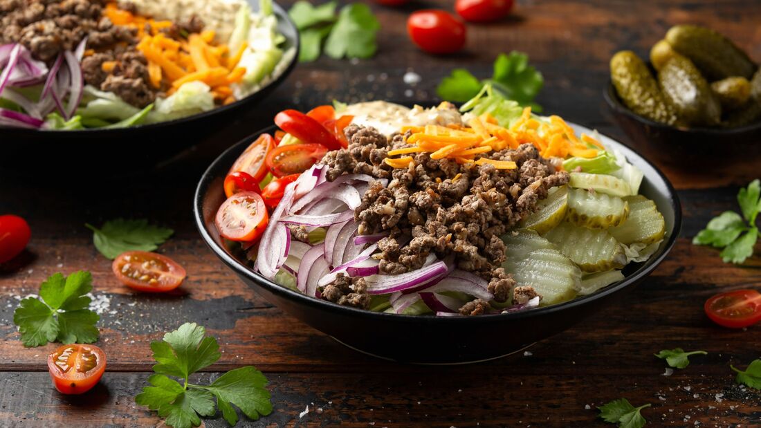Dieser Salat schmeckt wie ein Burger (und macht trotzdem schlank)